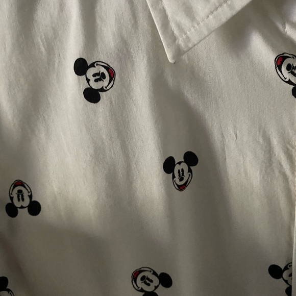 NWOT men’s Mickey Mouse Disney button down shirt - Picture 4 of 4